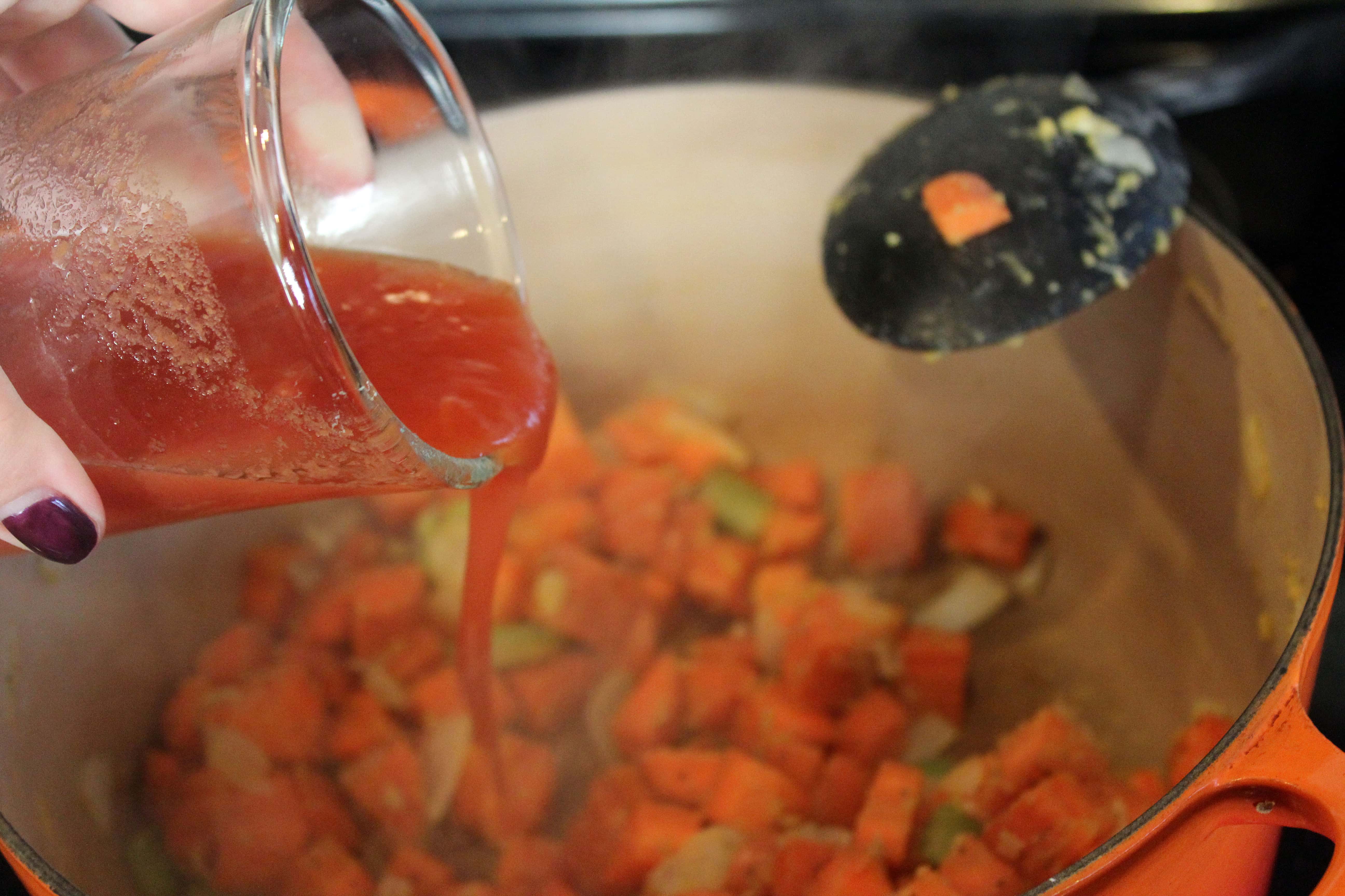 Add tomato juice to floured tomatoes