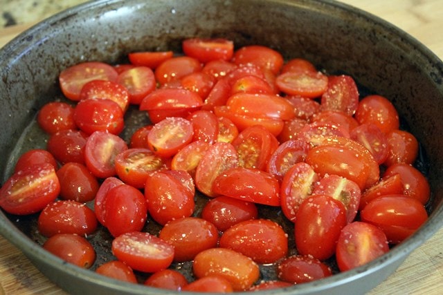 Salt on tomatoes before roasting