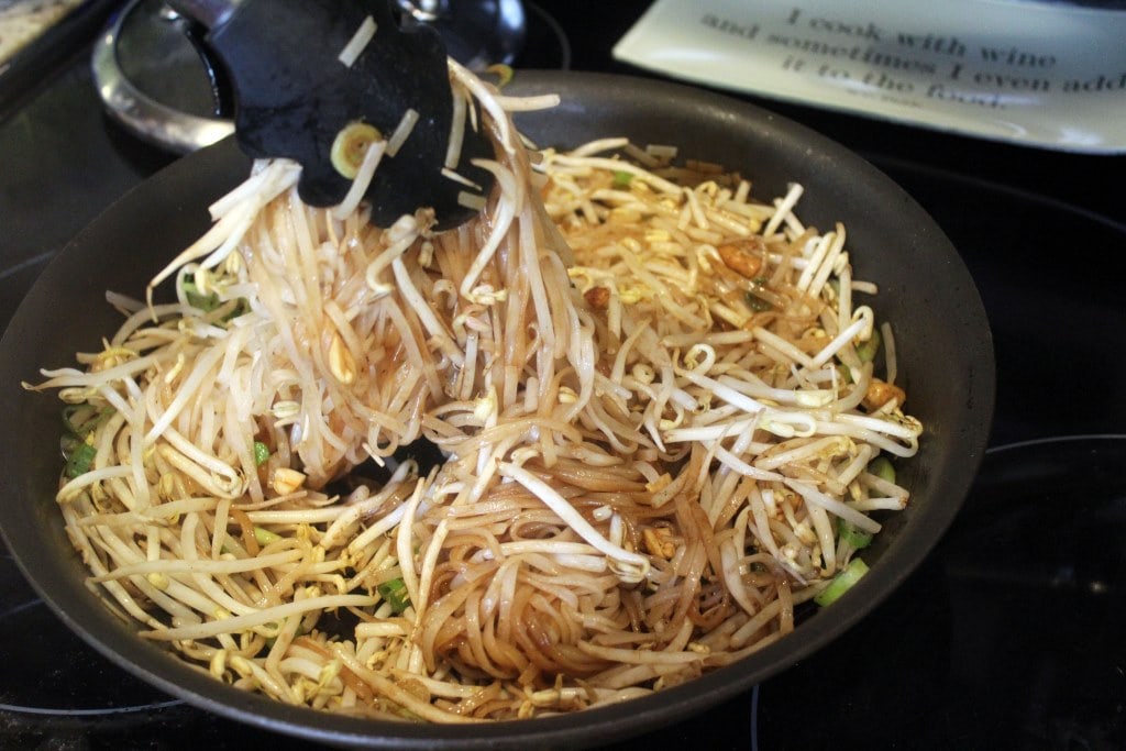 Toss bean sprouts and noodles alltogether