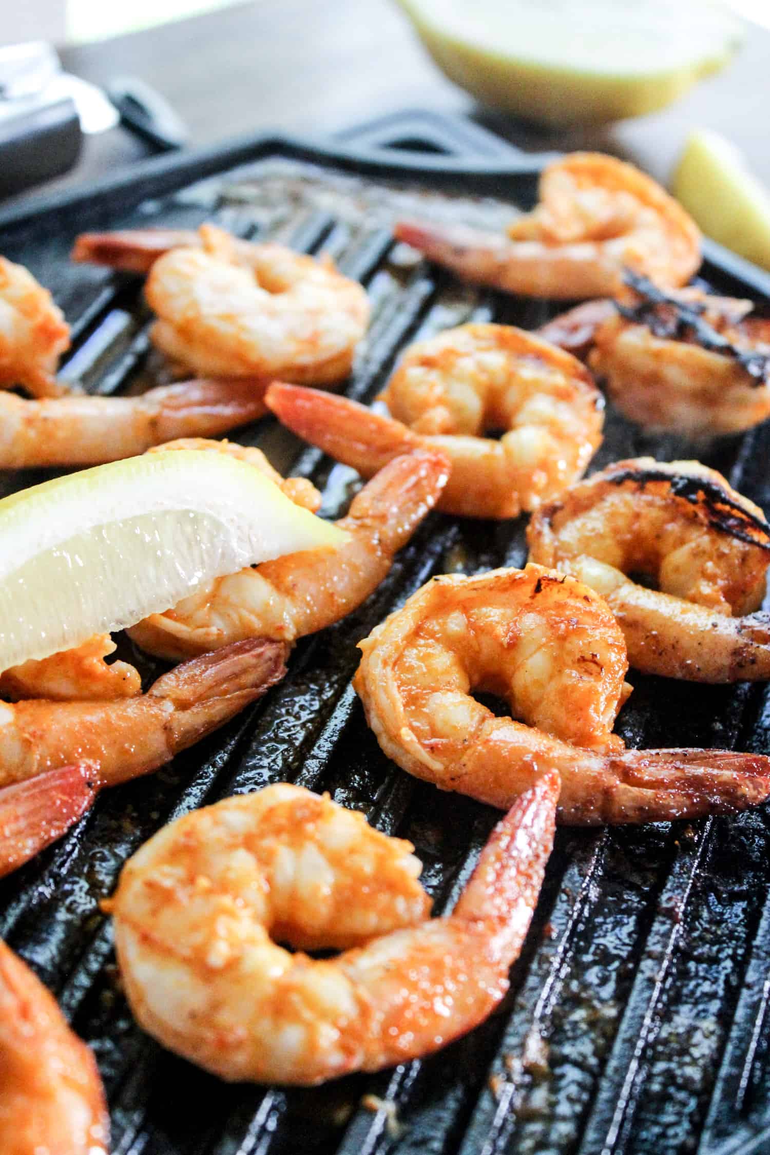 cooked grilled shrimp on grill pan with lemon slices