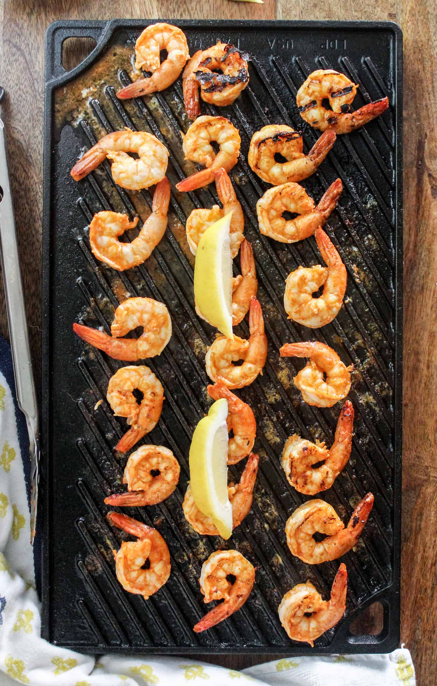 shrimp on grill pan with lemon slices